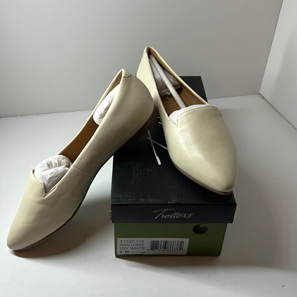 Trotter Harlowe Pointed Toe Flats Off White size 6W